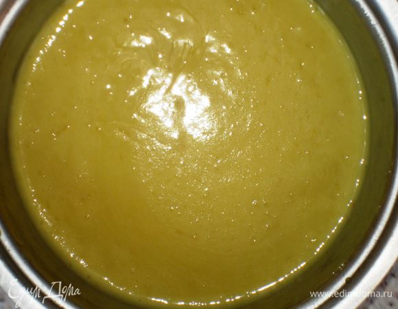 Снять крем с огня, добавить хорошо отжатый желатин и мешать до его полного растворения. Остудить крем до комнатной температуры. 