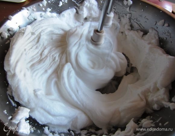 Взбить белки до устойчивых пиков , ввести оставшуюся часть сахара и продолжить взбивать ещё несколько минут. 