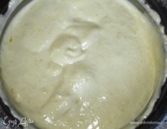 В остывший крем  ввести взбитые белки и аккуратно перемешать движениями снизу вверх. 