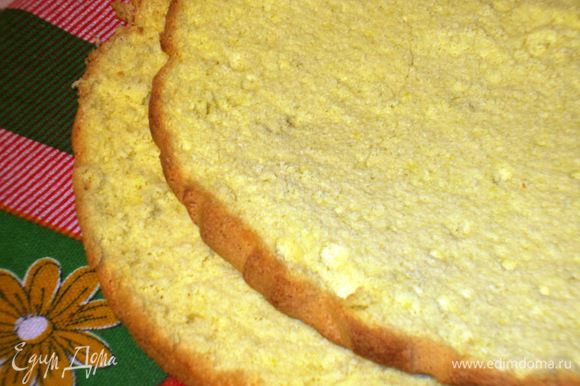 Сборка торта: Измерить диаметр и высоту формы.Можно использовать специальную форму для цуккотто или куполообразную салатницу. Готовый бисквит разрезать на 2 коржа.
