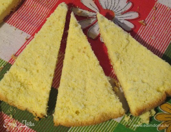 1-й корж нарезать на треугольники. 