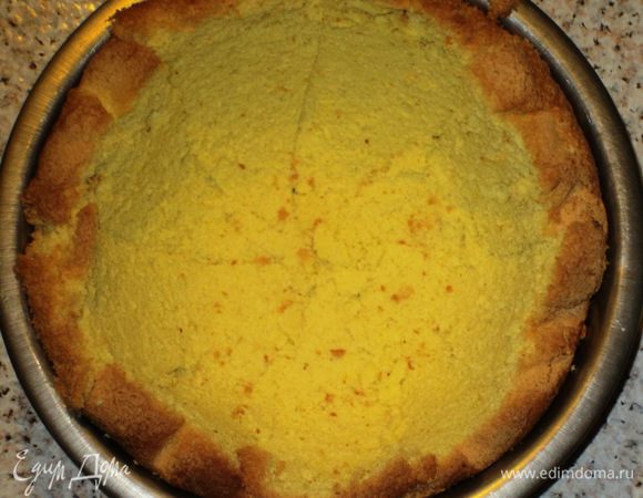 Выложить стенки формы треугольными кусочками бисквита (острыми концами вниз). Закрыть имеющиеся щели неиспользованными кусочками бисквита. 