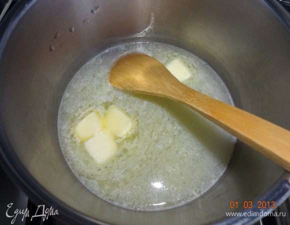 В небольшой сотейник влить всю воду по норме, положить масло, порезанное на кусочки и соль, помешивая, довести до кипения.