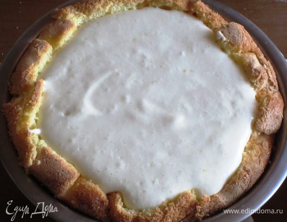 Вылить мусс сверху в форму на бисквит и разровнять поверхность. Накрыть оставшимися кусочками бисквита. Поместить в холодильник не менее чем на 5 часов. 