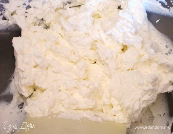 Украшение: Взбить сливки с сахарной пудрой до устойчивых пиков. 