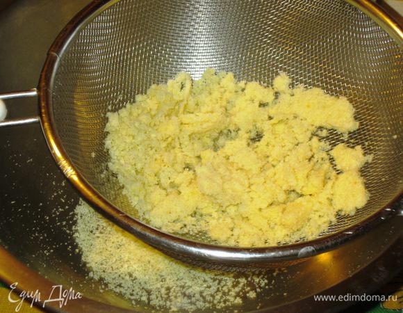 У оставшегося бисквита срезать корку и протереть через металлическое сито, чтобы крошки были одинакового размера