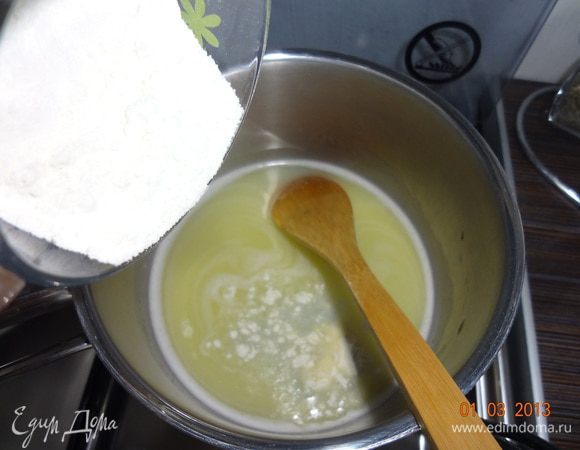 Не переставая мешать добавить всю муку и очень энергично вымешивать массу 1-2 минуты, чтобы мука заварилась.