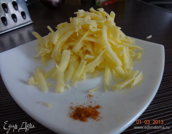 Тем временем натереть сыр на крупной терке и отсыпать красный перец, на мое количество теста, это всего вот столько.