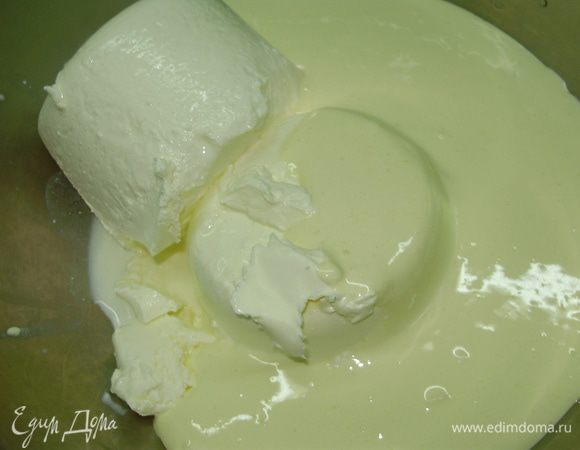 Выложить маскарпоне в миску и добавить взбитые желтки и смешать до однородной массы.