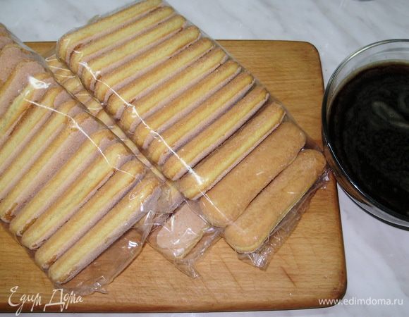 Печенье разрезать пополам (если для таких пиалок, можно делать как цельный торт тогда не нужно резать)