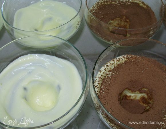 На дно намазываем крем и притрушиваем какао.