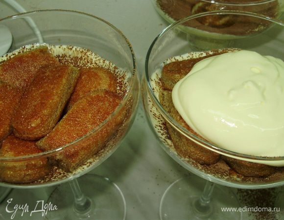 Поверх снова крем и декорируем какао.