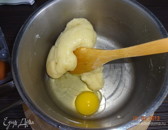 Теперь в остывшее тесто вводим по одному яйца и после каждого очень хорошо взбиваем (у меня ушло три небольших).