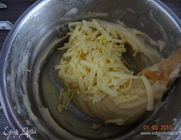 Добавляем натертый сыр, красный молотый перец и перемешиваем, теперь не так энергично)))
