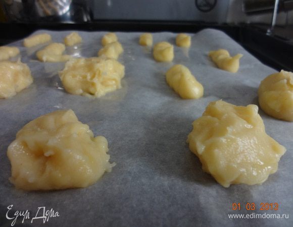 Духовку предварительно разогреть до 200 С, противень застелить бумагой для выпечки, я ее еще смазала (какая-то прилипчивая попалась), выкладываем тесто в виде полосок или шариков. Выпекать 20-25 минут, духовку не открывать!