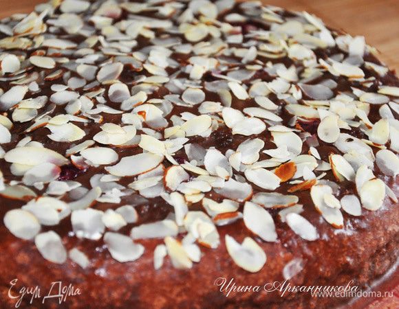 Глазурь: На медл. огне варить около 5 минут сахар,  какао, молоко. В горячую глазурь добавить 1 ст.л. слив. масла. Как только глазурь начнет застывать после снятия с огня - поливать сверху корж. Украсить миндальными лепестками.

