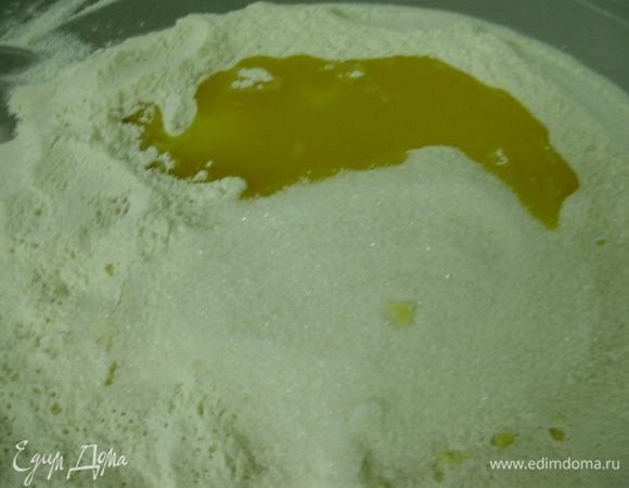 Смешиваем муку, масло и сахар и перетираем в крошку.