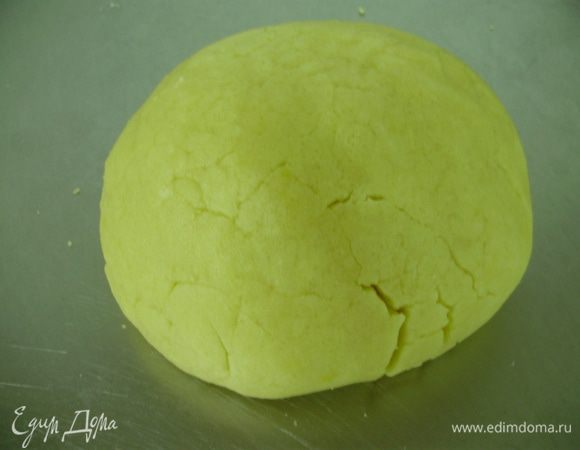 Из полученной массы формируем шар и заворачиваем в плёнку и убираем в холодильник на 30 мин.