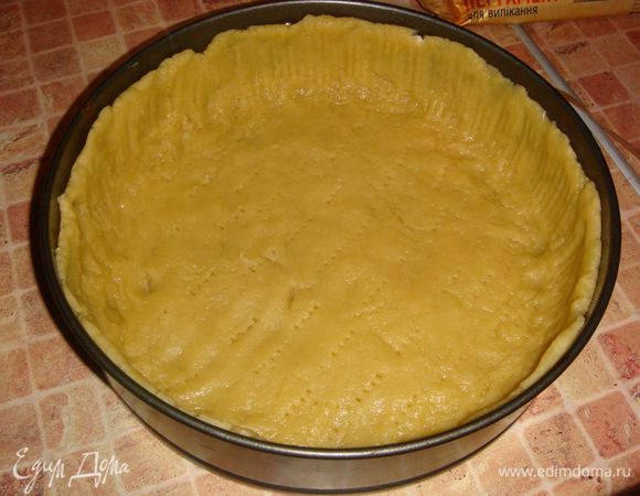 Вынимаем тесто и раскатываем и выкладываем в форму, накалываем вилкой. Ставим в разогретую духовку 200гр на 10-15 мин что бы зазолотилось.
Вынимаем корж, температуру  убавляем до 160гр. 
Выкладываем вишни которые мы варили поверх коржа.
Взбиваем белки в крепкую пену и осторожно вводим в творожную массу и выкладываем её поверх вишен, разравниваем поверхность и ставим в духовку на 1 час.