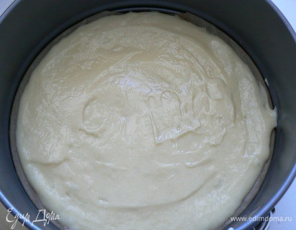 Для бисквита желтки отделить от белков. Белки взбить в крепкую пену. Желтки растереть с сахаром до бела. Добавить ванильный сахар и муку,аккуратно ввести белки. Вылить в форму (у меня 20 см) выпекать в духовке при 200 градусах 25 минут.