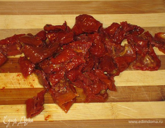 Сливочное масло растопить.Вяленые помидоры крупно нарезать.