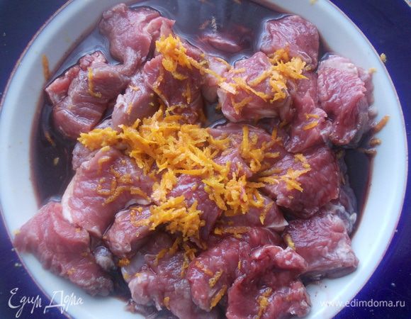 Порезать мясо на маленькие кусочки. Замариновать в вине, гранатовом соке,соли, перце. Выдавить дольку чеснока и потереть цедру. Оставить на часик мариноваться.