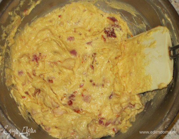 Муку просеять с разрыхлителем,добавить яйца,сливочное масло,помидоры,пармезан и бекон.Посолить, поперчить. Все хорошо перемешать.