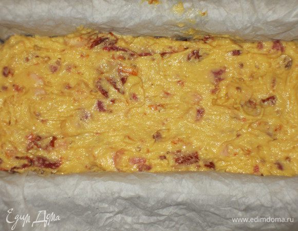 Вылить тесто в форму с пергаментом и выпекать в разогретой до 180°С духовке 45 минут.