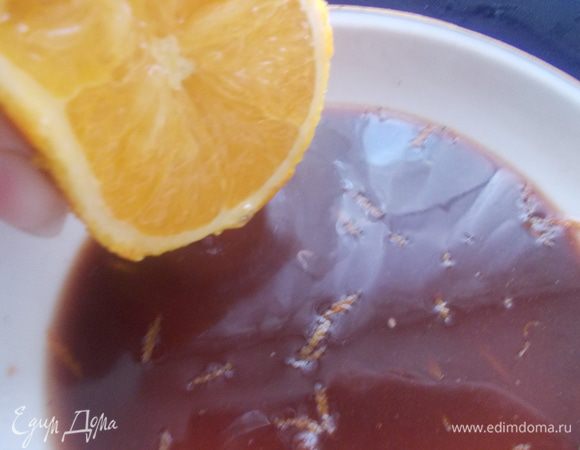 Тем временем, в маринад с мяса, выжать сок апельсина.