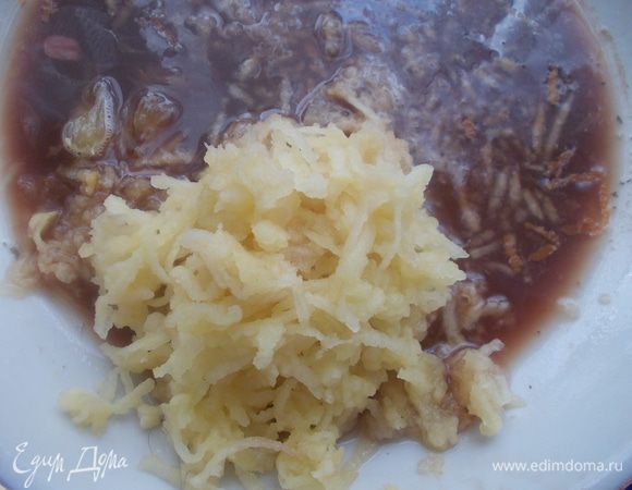 Затем почистить яблоко и потереть на мелкой терке. Добавить все это к мясу и тушить пол часа, до готовности.