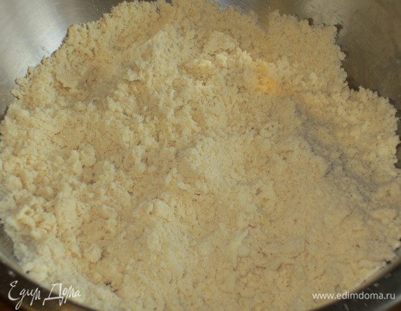 Тесто: Просеять муку с корицей на рабочую поверхность, в центр поместить сливочное масло и  быстро растереть  кончиками пальцев  в крупную крошку. 