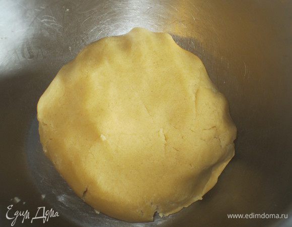 Добавить желтки, сахар и замесить однородное тесто. Завернуть в пергамент и поместить в холодильник на 30 минут. 