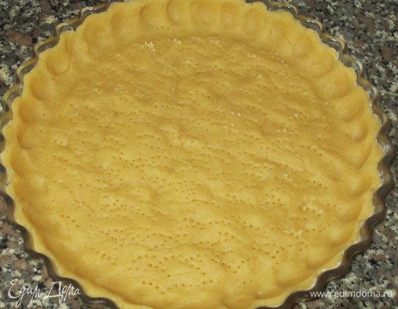 Раскатать тесто, поместить в форму (24 см) и наколоть вилкой. Выпекать в разогретой до 180°С духовке 18-20 минут. 