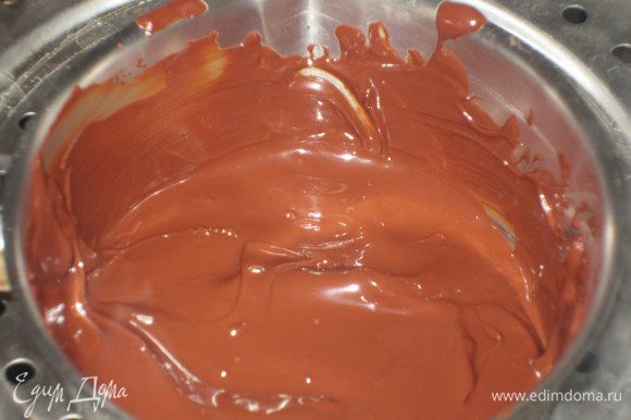 Шоколадный мусс: Шоколад растопить на водяной бане, остудить, постоянно помешивая.