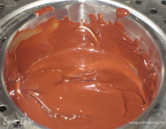 Шоколадный мусс: Шоколад растопить на водяной бане, остудить, постоянно помешивая.