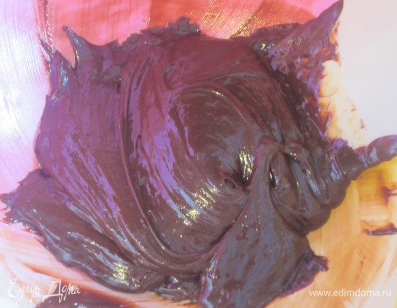 Взбить желтки с 3 ст.л. сливок, добавить растопленный шоколад ,корицу, ром. Хорошо перемешать. 