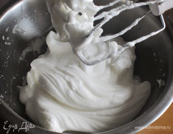 Взбить белки до устойчивых пиков. 