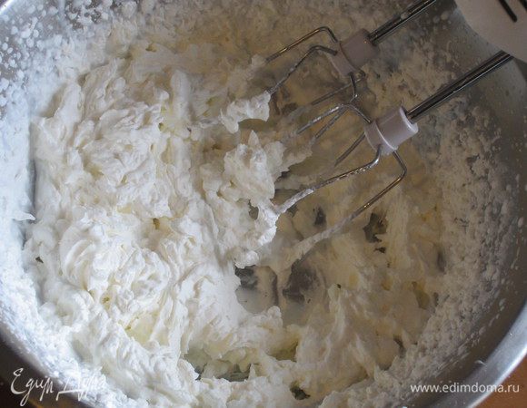 Отдельно взбить оставшуюся часть сливок. 