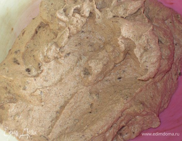 Ввести в шоколадную массу сначала взбитые белки, а затем взбитые сливки, аккуратно перемешать. 