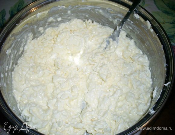 Немного размягченные масло или маргарин вилкой растираем с солью, яйцом и сметаной до получения однородной массы.