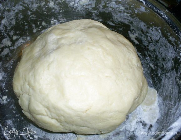 Добавляем муку и замешиваем мягкое тесто. Отправляем его в холодильник на время приготовления начинки.