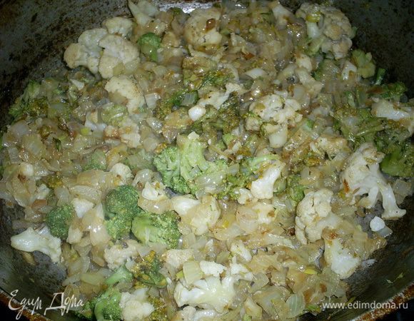 Лук мелко режем и обжариваем на растительном масле до золотистого цвета. Затем добавляем размороженные брокколи и цветную капусту. Если они у вас свежие, их предварительно нужно отварить в подсоленной воде до полуготовности. Обжариваем все вместе на небольшом огне примерно еще 5 минут. Солим, перчим по вкусу, но не забываем, что в начинке еще будет сыр, который тоже соленый.