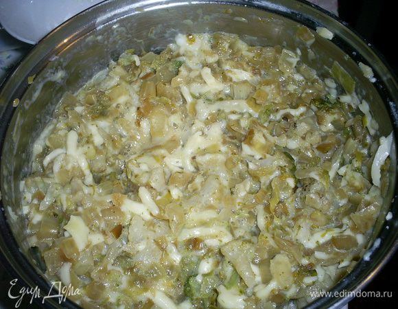 Добавляем сюда же содержимое сковороды. Все тщательно перемешиваем до однородности.