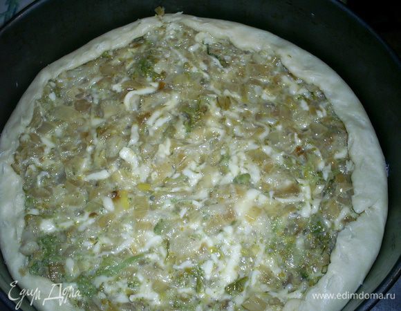 Выкладываем на тесто начинку. Лишние края бортиков загибаем на тесто.