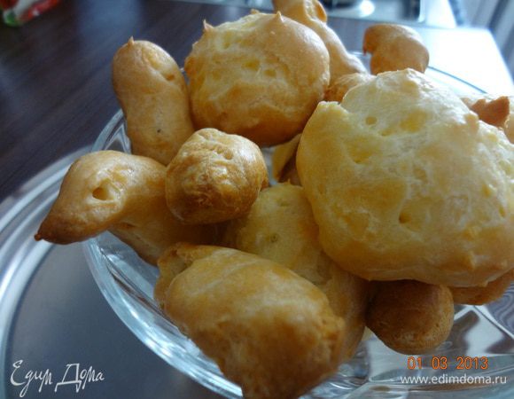 Вот такие палочки и шарики получились, в следующий раз добавлю больше перца и сыр какой-нибудь пикантный, а еще можно начинить профитроли несладкой начинкой. Для фуршета, на природу супер закуска!