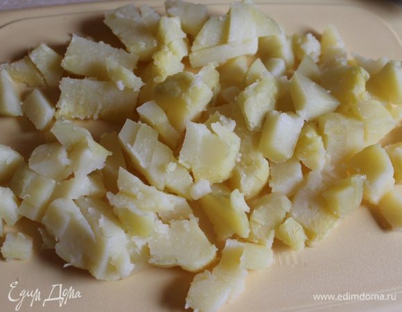 Отвариваем картофель, остужаем и режем кубиками..