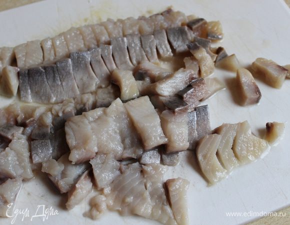 филе селедки соленой, нарезаем полосками..