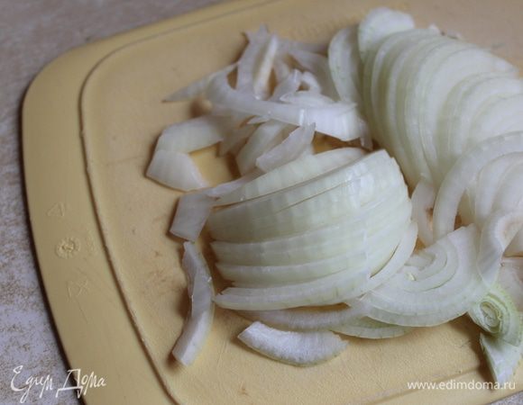 лук нужен янтарный но у меня был обыкновенный..нарезаем полукольцами