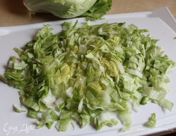 салат Айсберг нарезаем тонко..