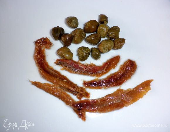 Подготовить анчоусы и каперсы.